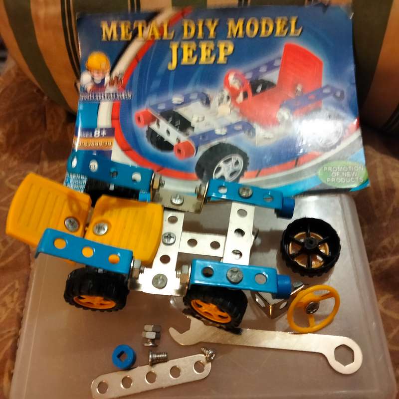 Meccano Mixed odds parts metal+ plastic parts Used+plastic storage tub-brochureREAD+seePic added car