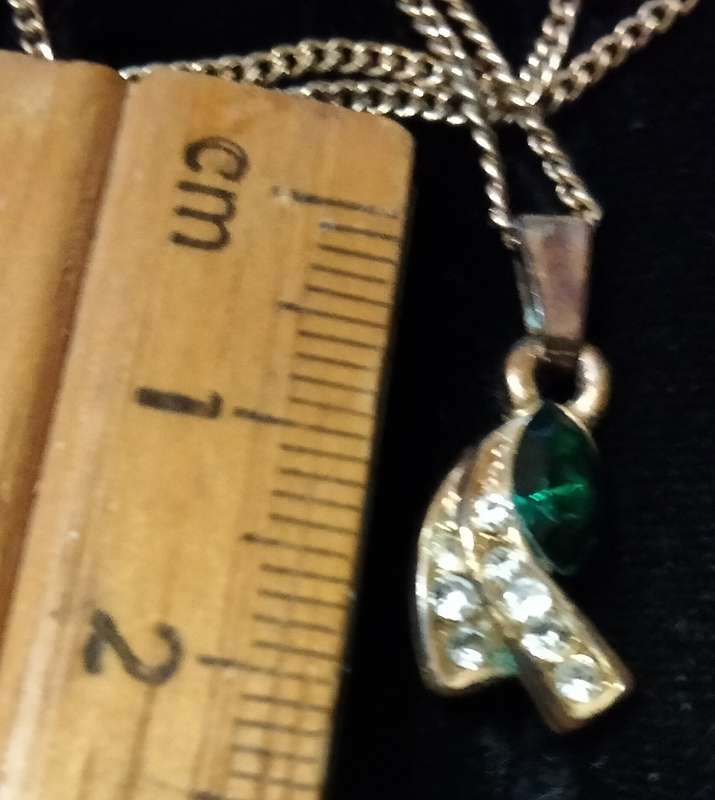 Necklace -SHOOTING STAR Simulated emerald+ crystals Pendant gold tone Delicate chain lobster clasp