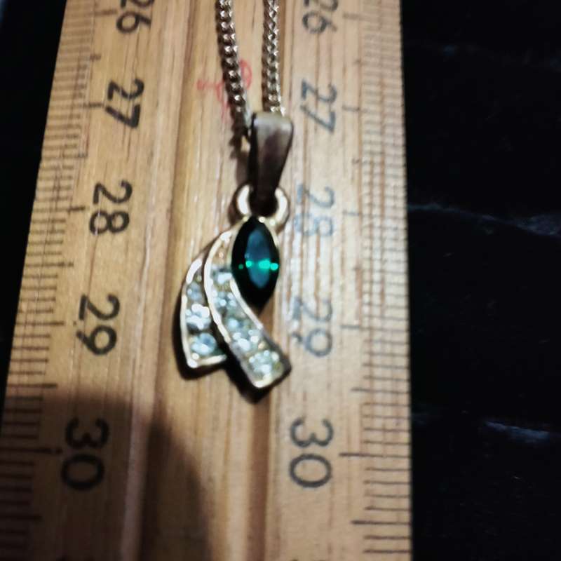 Necklace -SHOOTING STAR Simulated emerald+ crystals Pendant gold tone Delicate chain lobster clasp
