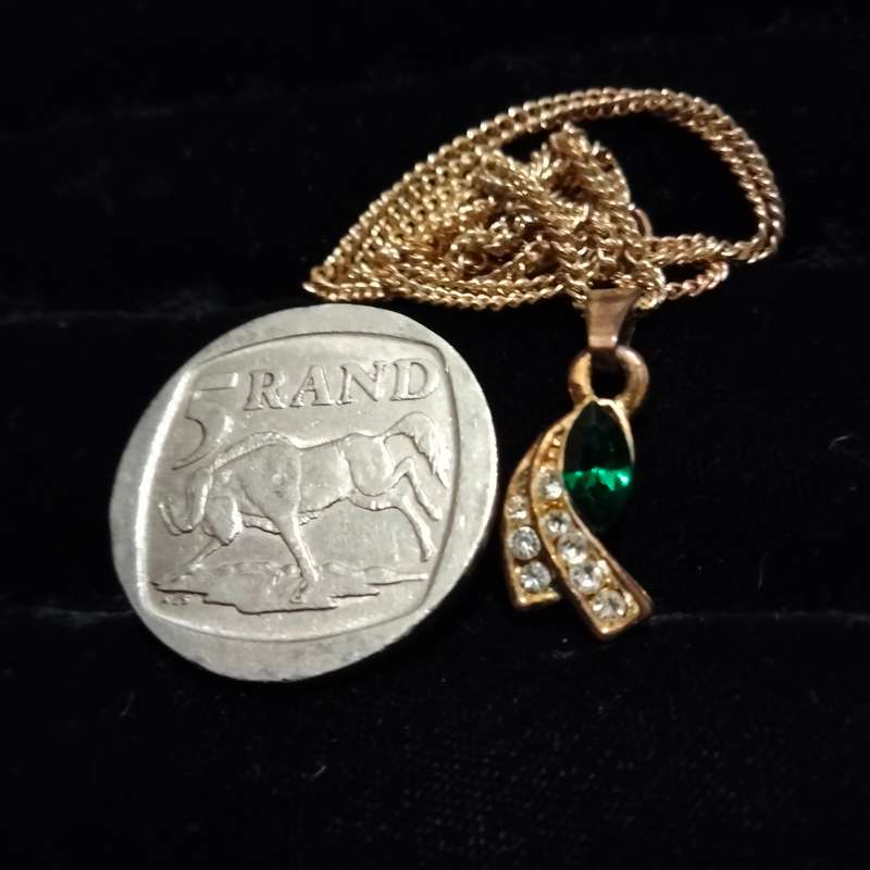 Necklace -SHOOTING STAR Simulated emerald+ crystals Pendant gold tone Delicate chain lobster clasp