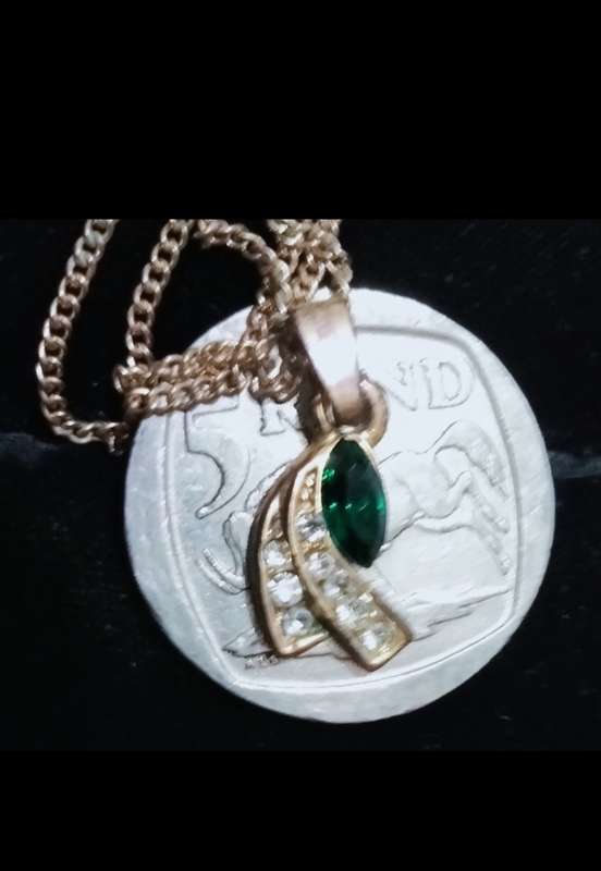 Necklace -SHOOTING STAR Simulated emerald+ crystals Pendant gold tone Delicate chain lobster clasp