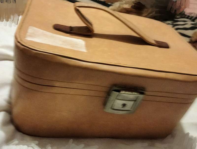 VANITY CASE Vintage - Interior needs TLC small mirror cracked