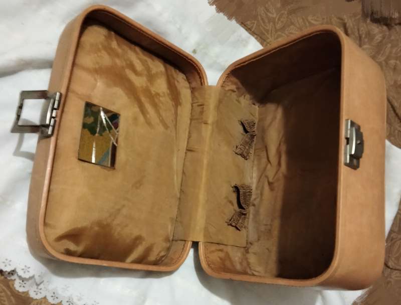 VANITY CASE Vintage - Interior needs TLC small mirror cracked