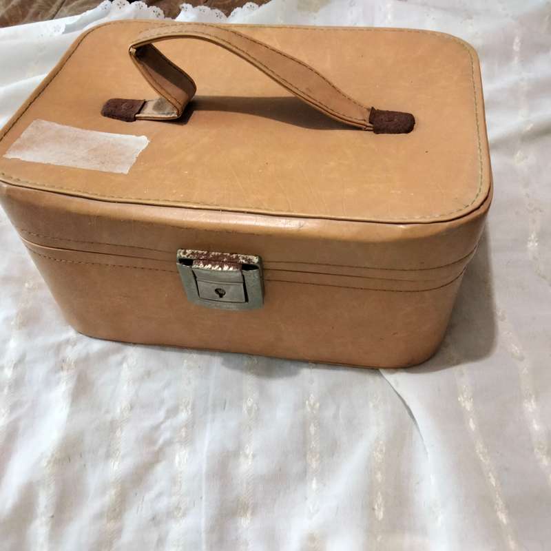VANITY CASE Vintage - Interior needs TLC small mirror cracked