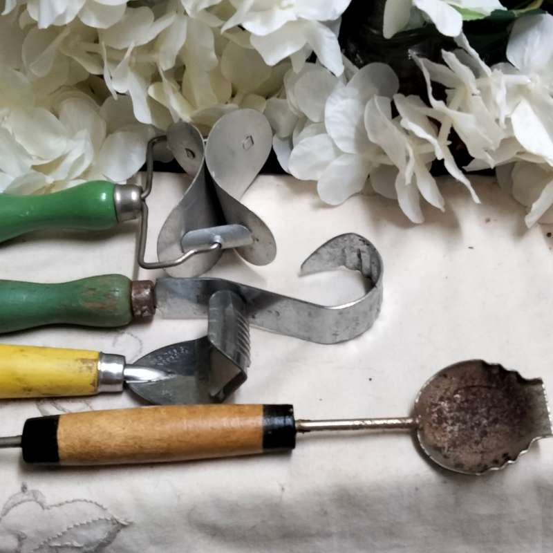 6 GREAT Vintage Kitchenalia DECOR items complete with rust loss of paint ALL for 1 BID