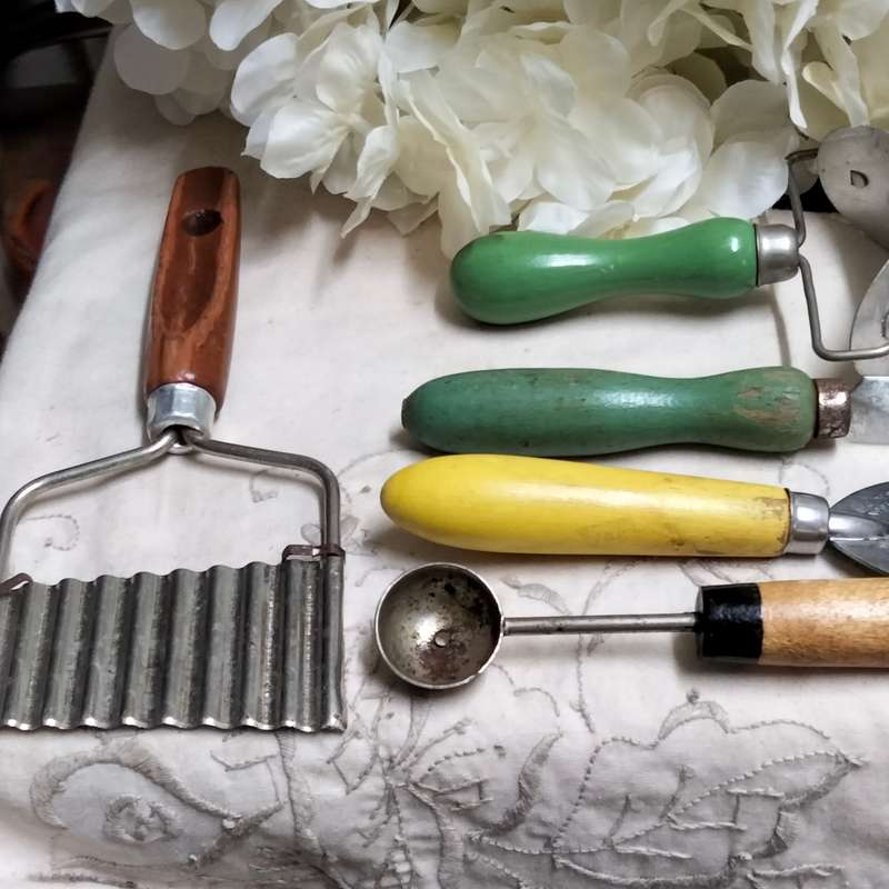 6 GREAT Vintage Kitchenalia DECOR items complete with rust loss of paint ALL for 1 BID