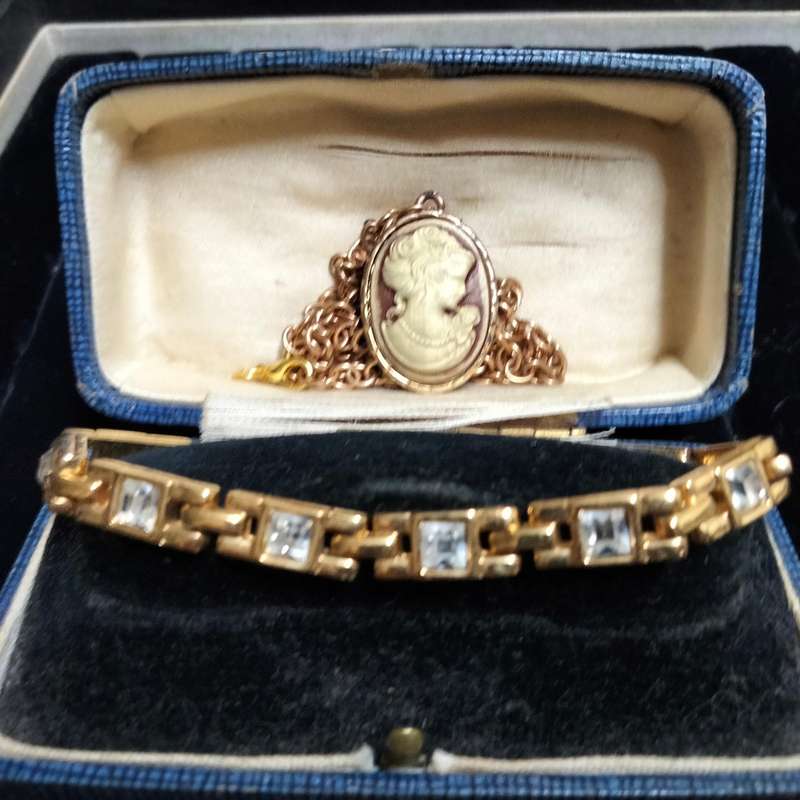 VTG Cameo Pendant Chain+Tennis Bracelet Rhinestones sq.cut Gold ToneLOOK AT my BUY Now  NO WAITING