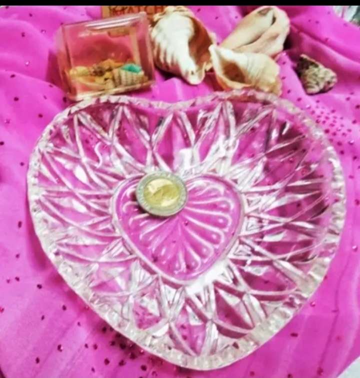 Heart shaped Glass dish + 4 Sea shells + Art Perspex Square inside sea shells