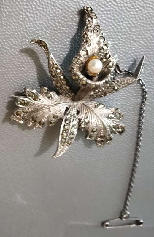 BROOCH- Vintage MARCASITE  FAUX  PEARL  SAFETY chain PIN