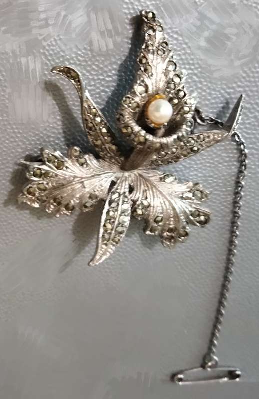 BROOCH- Vintage MARCASITE  FAUX  PEARL  SAFETY chain PIN