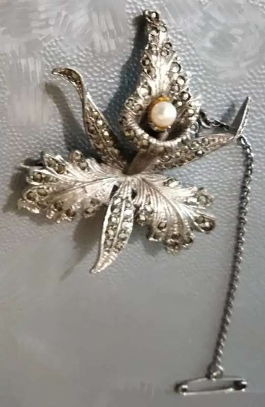 BROOCH- Vintage MARCASITE  FAUX  PEARL  SAFETY chain PIN