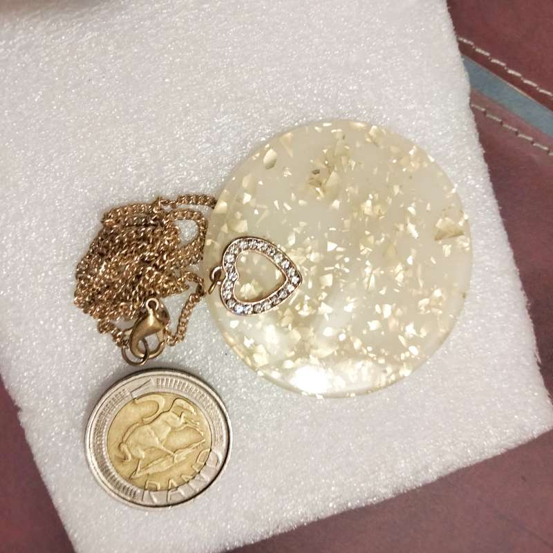 Necklace FASCINATING Pendant  Synthetic gold fleck Disk + small heart charm Modern+chain gold tone