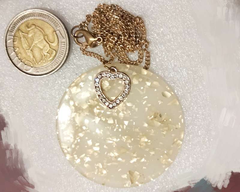 Necklace FASCINATING Pendant  Synthetic gold fleck Disk + small heart charm Modern+chain gold tone