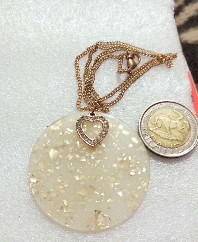 Necklace FASCINATING Pendant  Synthetic gold fleck Disk + small heart charm Modern+chain gold tone