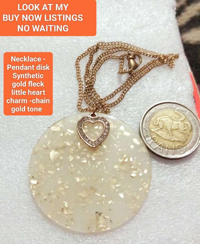 Necklace FASCINATING Pendant  Synthetic gold fleck Disk + small heart charm Modern+chain gold tone