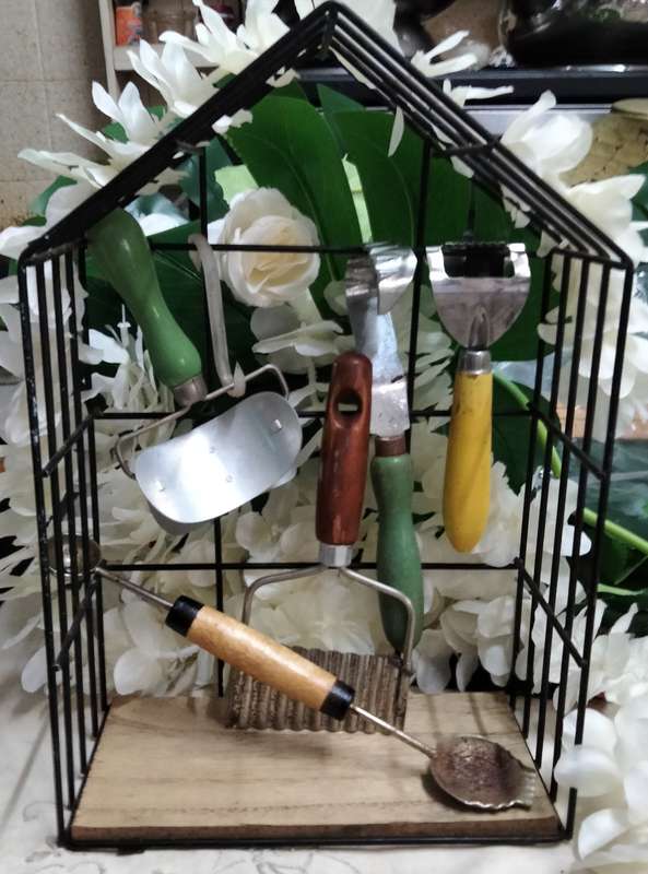 6 GREAT Vintage Kitchenalia DECOR items complete with rust loss of paint ALL for 1 BID
