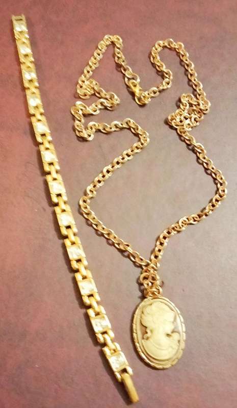 VTG Cameo Pendant Chain+Tennis Bracelet Rhinestones sq.cut Gold ToneLOOK AT my BUY Now  NO WAITING