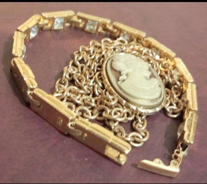 VTG Cameo Pendant Chain+Tennis Bracelet Rhinestones sq.cut Gold ToneLOOK AT my BUY Now  NO WAITING