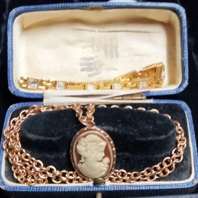VTG Cameo Pendant Chain+Tennis Bracelet Rhinestones sq.cut Gold ToneLOOK AT my BUY Now  NO WAITING