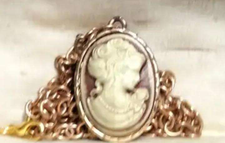 VTG Cameo Pendant Chain Gold Tone back setting flower punch outLOOK AT my BUY NOW LISTING NO WAITING