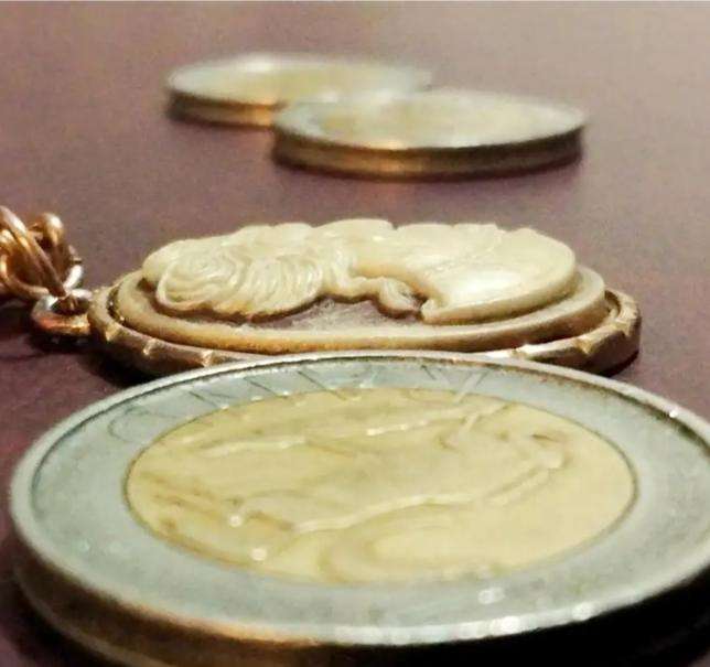VTG Cameo Pendant Chain Gold Tone back setting flower punch outLOOK AT my BUY NOW LISTING NO WAITING