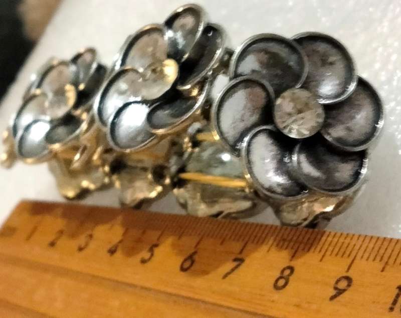 BRACELET 2- Metal stretch flowers middle Crystal+Toggle clasp glass beads+Cross+spacer silver tone