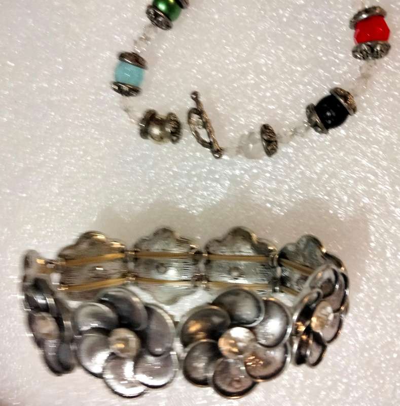 BRACELET 2- Metal stretch flowers middle Crystal+Toggle clasp glass beads+Cross+spacer silver tone