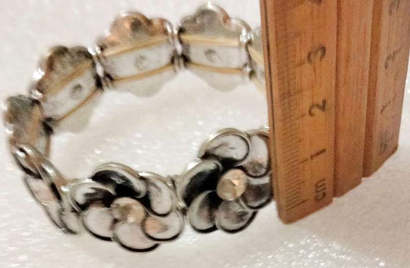 BRACELET 2- Metal stretch flowers middle Crystal+Toggle clasp glass beads+Cross+spacer silver tone