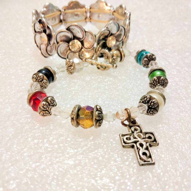 BRACELET 2- Metal stretch flowers middle Crystal+Toggle clasp glass beads+Cross+spacer silver tone