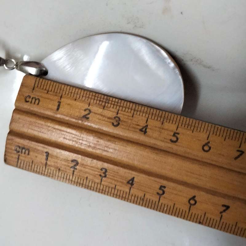 Checkered mother of pearl tear drop pendant + chain in silver tone