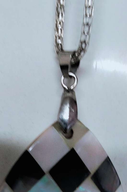 Checkered mother of pearl tear drop pendant + chain in silver tone