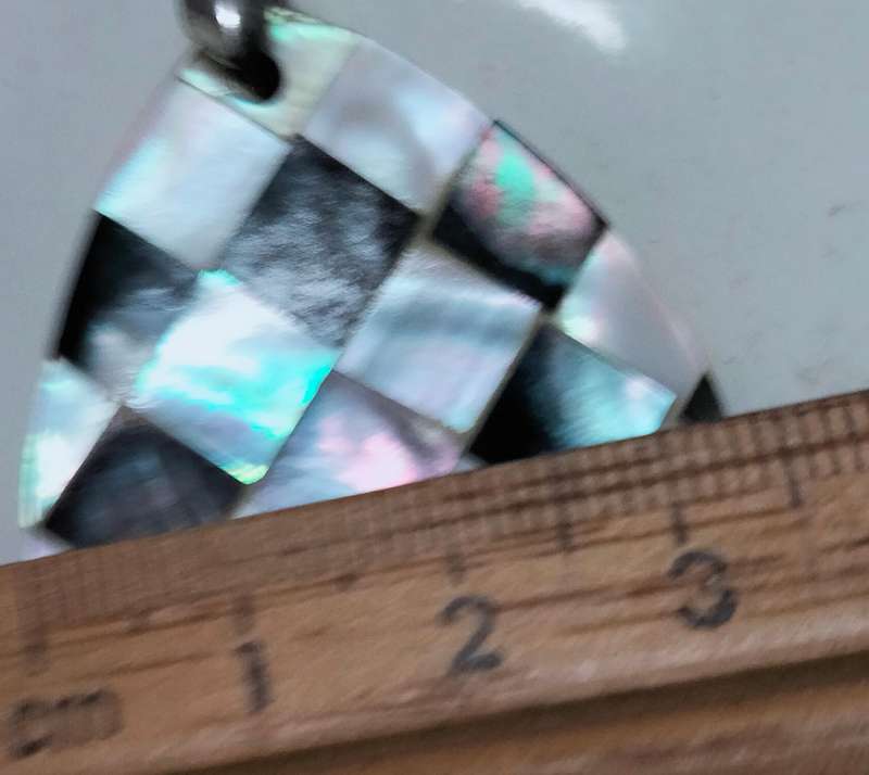 Checkered mother of pearl tear drop pendant + chain in silver tone