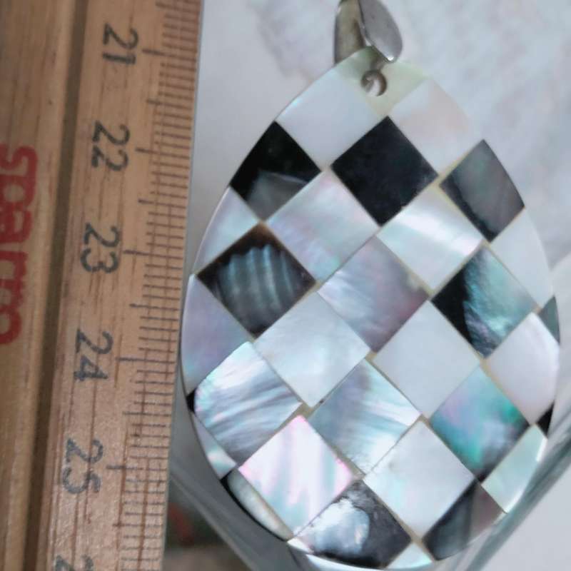 Checkered mother of pearl tear drop pendant + chain in silver tone