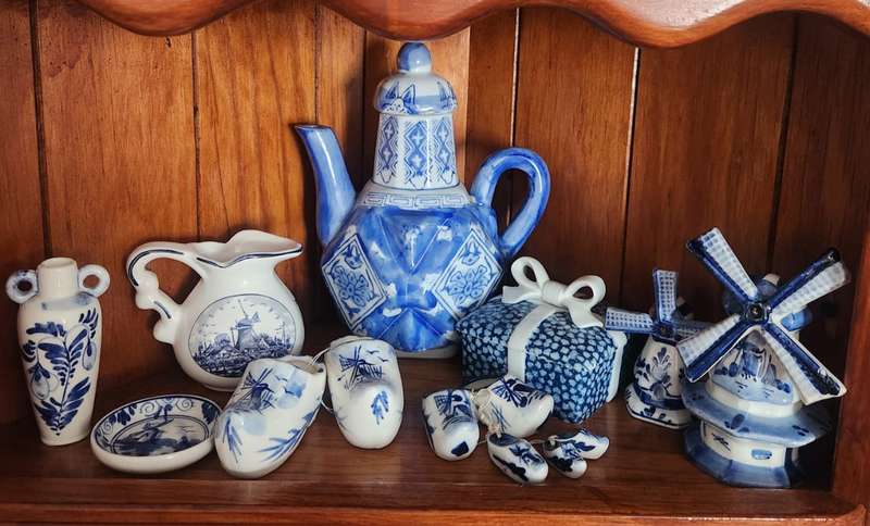 Collection of Blue and White ornaments, some Delft some Oriental