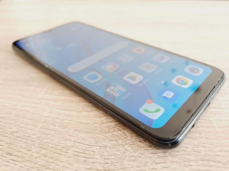 Huawei P30 Lite - Midnight Black - 128GB - Small chip on screen