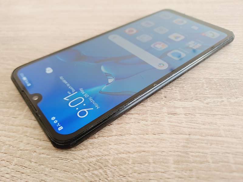 Huawei P30 Lite - Midnight Black - 128GB - Small chip on screen