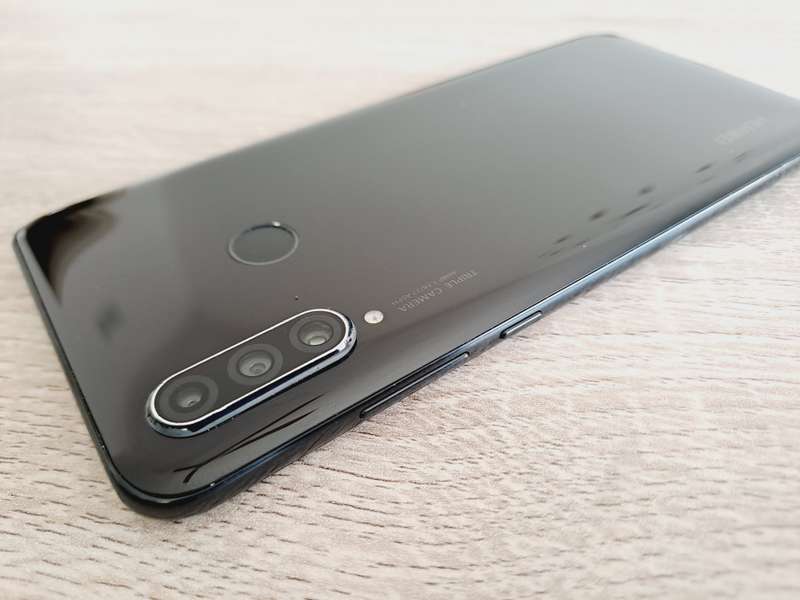 Huawei P30 Lite - Midnight Black - 128GB - Small chip on screen