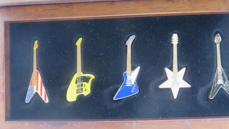 Somalia Electric Guitar Set of 5 x $1 Gold Plated Colourised Guitar Shaped Coins 2004