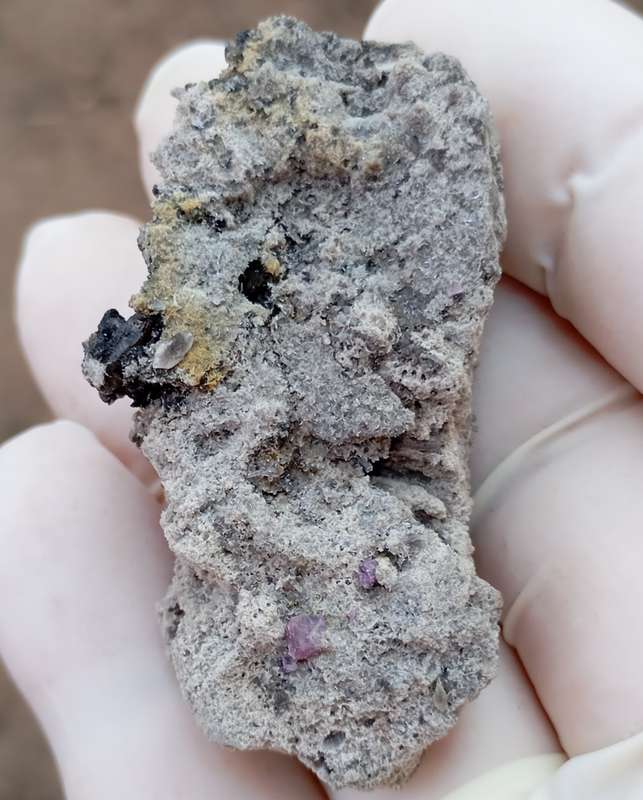 Chalcedony hematite fluorite - Locality unknown