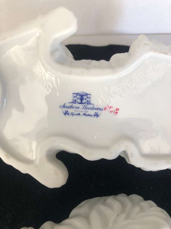 Collectable Elizabeth Arden -Southern Heirlooms Playing Cat Trinket Holder