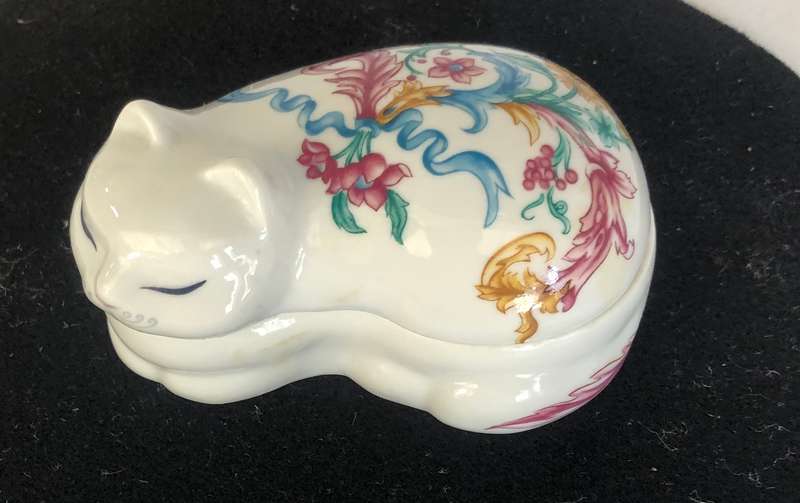 Collectable Elizabeth Arden -PALAIS DE VERSAILLES- Made in Japan - Sleeping Cat Trinket Holder