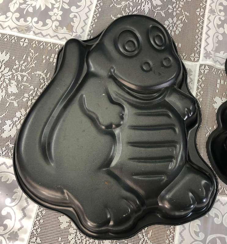 Dinosaur and Teddy Bear Cake Pan Set