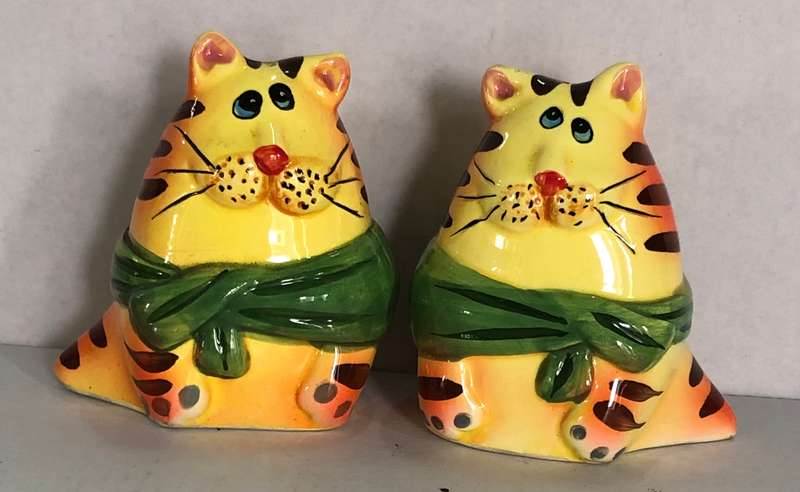 Beautiful Set of Cat Salt and Pepper Shakers