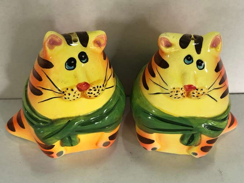 Beautiful Set of Cat Salt and Pepper Shakers