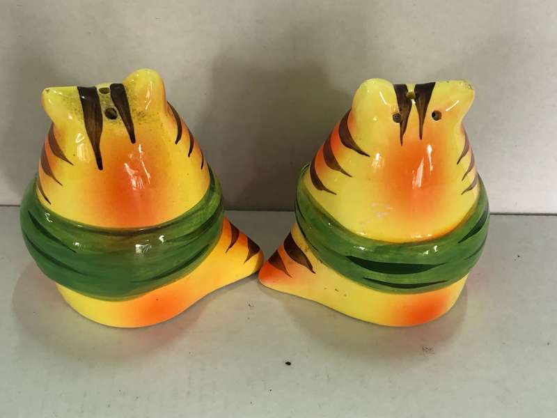 Beautiful Set of Cat Salt and Pepper Shakers