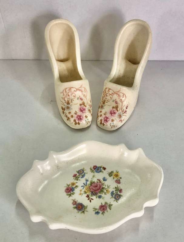 Beautiful Set of 2 Mini Ceramic Shoes and 1 Trinket Dish