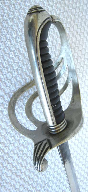 19TH CENTURY FRENCH PATTERN 1882 INFANTRY OFFICERS SWORD WITH METAL SCABBARD IN FAIR CONDITION