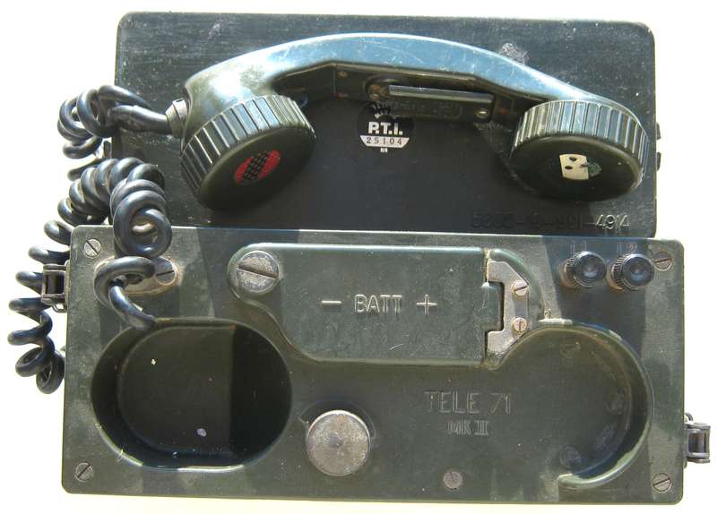 OLD SADF TELE-71 MARK II FIELD TELEPHONE - UNTESTED, NO SHOULDER STRAP, LUGS FOR THE CLIPS BROKEN