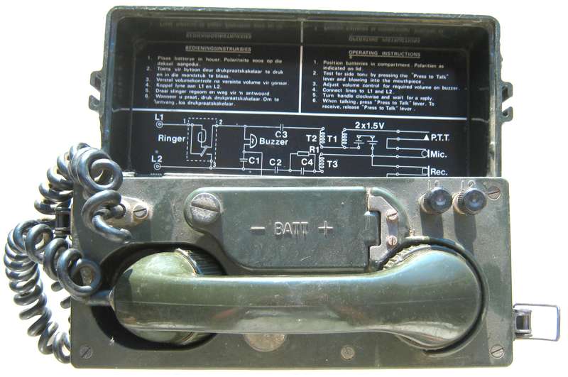 OLD SADF TELE-71 MARK II FIELD TELEPHONE - UNTESTED, NO SHOULDER STRAP, LUGS FOR THE CLIPS BROKEN