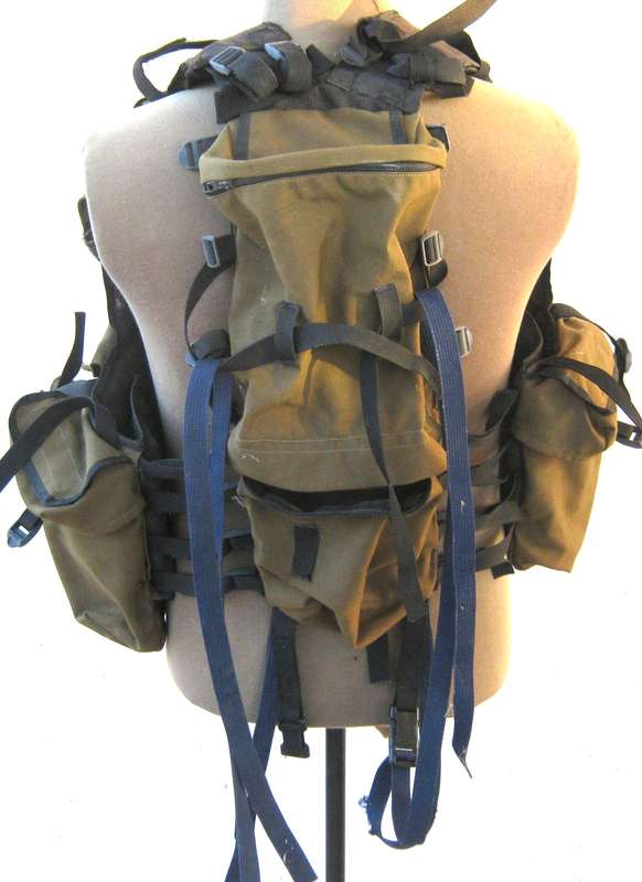 SADF 83 PATTERN BATTLE JACKET WITH WATER BOTTLE ONE ZIP AT BACK NOT WORKING OTHERWISE ALL LOOKS GOOD